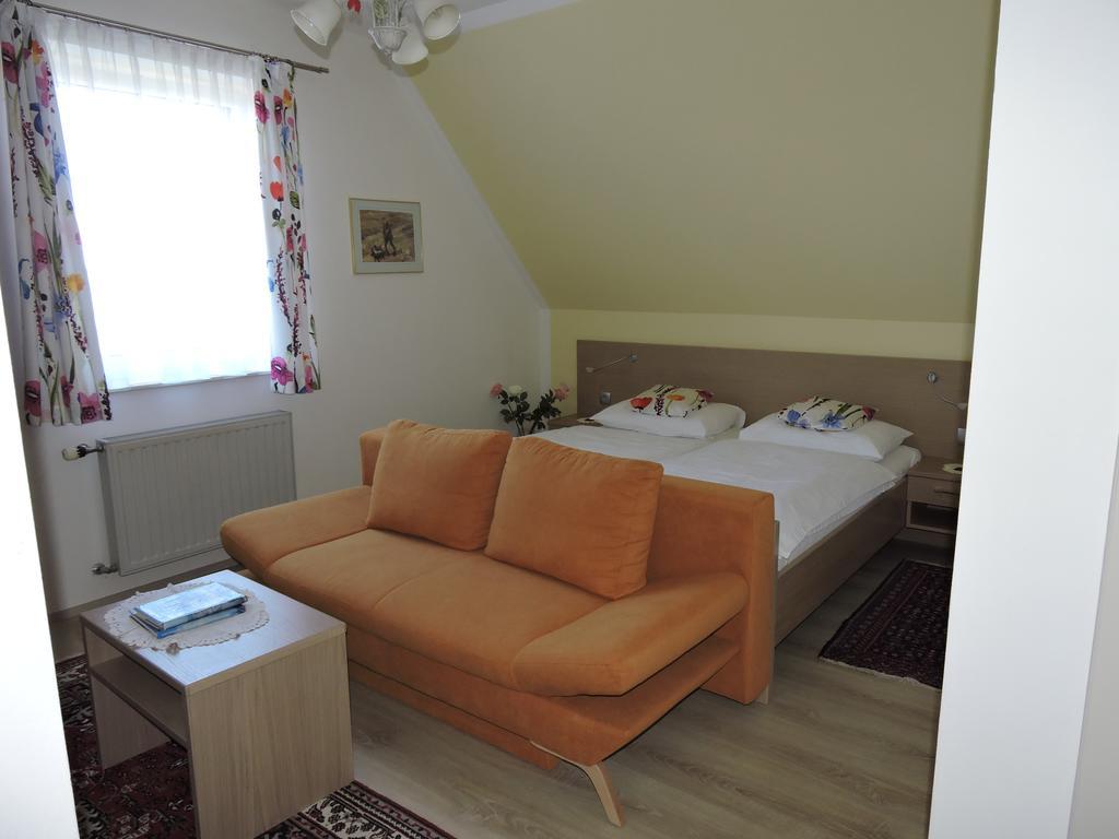 Gaestehaus Haagen Bad Waltersdorf Bagian luar foto
