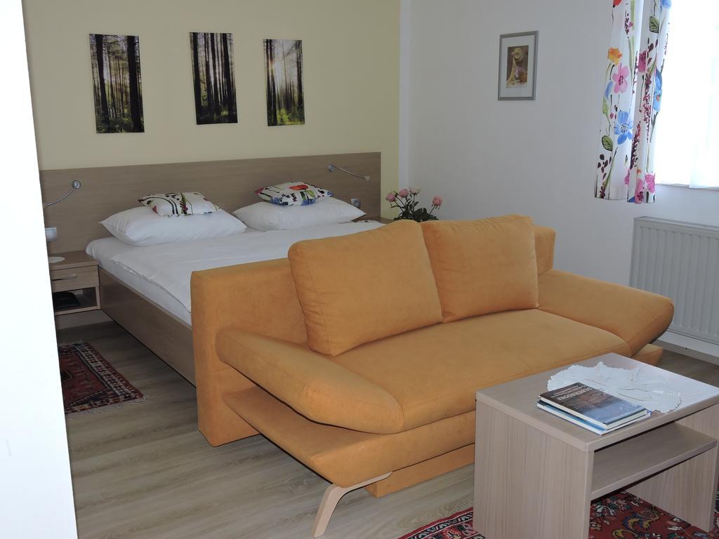 Gaestehaus Haagen Bad Waltersdorf Bagian luar foto